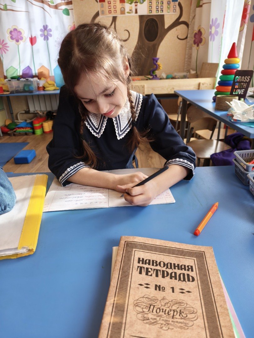 Ученица пишет перьевой ручкой